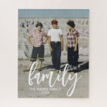 Puzzle Photo complète - Texte de la famille de scripts ve<br><div class="desc">Une façon amusante de capturer des souvenirs et de les partager avec des amis. Ajoutez une photo verticale et votre légende préférée pour faire un cadeau cool pour la famille. Une 2e ligne de texte est disponible pour enregistrer l'année ou ajouter tout autre texte.</div>
