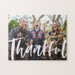 Puzzle Photo de famille de remerciement personnalisée<br><div class="desc">Mettez votre photo de famille sur un puzzle avec un script moderne audacieux "reconnaissant". Faites une grande activité pour la famille mais aussi un grand cadeau pour les grands-parents,  les parents ou toute autre personne pour laquelle vous êtes reconnaissant.</div>
