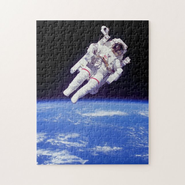 Puzzle Photo d'un astronaute en marche dans l'espace avec (Vertical)