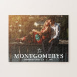 Puzzle Photo minimaliste moderne en couple<br><div class="desc">Un amusant puzzle photo présente votre nom de famille,  nom et date mariage (ou tout ce que vous voulez) sur votre photo en lettres chic. Choisissez parmi les différentes tailles disponibles.</div>