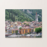 Puzzle Pittoresque Varenna, Italie sur le lac de Côme<br><div class="desc">Cette vue pittoresque de Varenna, Italie était adorable en personne, mais ce sera votre propre vue spéciale une fois terminée. Varenna est une commune sur le lac de Côme dans la province de Lecco dans la région italienne de la Lombardie, située à environ 60 kilomètres au nord de Milan et...</div>