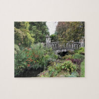 Pont de pierre de style japonais dans un jardin
