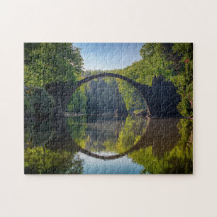 Puzzle Pont rond gris sur une rivière dans la forêt