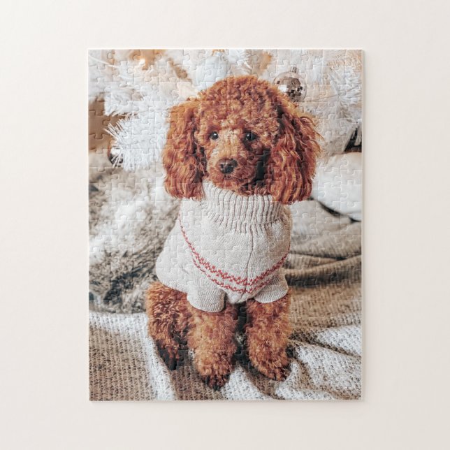 Puzzle Poodle rouge en chandail sous un sapin de Noël (Vertical)