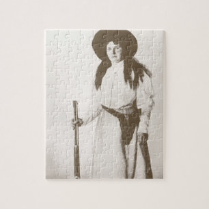 Puzzle Portrait photographique d'une cowgirl tenant un fu