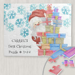 Puzzle Premier Noël mignon Père Noël Personnalisé<br><div class="desc">Puzzle personnalisé pour les premiers noël d'un petit garçon ou d'une petite fille. Le design comprend le Père Noël qui regarde d'une pile de cadeaux emballés et de flocons de neige. Le libellé se lit comme suit : "[nom] First Christmas Puzzle ❅ [année]" et le modèle est prêt à vous...</div>