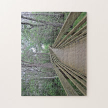 Promenade en bois à travers les bois photographiée
