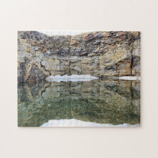 Puzzle Réflexions De Mur De Falaises Rocheuses Dans Pond 