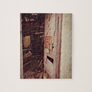 Puzzle Restez à l'écart, Abandon de la porte du bâtiment