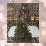 Puzzle Rockfeller Center Christmas Tree New York City NYC<br><div class="desc">Puzzle présente une photo originale de New York City à Christmastime, et l'arbre de Noël au Rockefeller Center. Cette photo est également disponible sur d'autres produits. Ne vois-tu pas ce que tu cherches ? Vous avez besoin d'aide pour la personnalisation ? Contactez Rebecca pour avoir quelque chose conçu pour vous....</div>