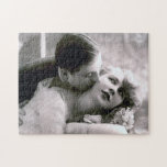 Puzzle Romantic Couple Vintage Retro Photo Élégant Amour<br><div class="desc">Photo vintage d'un couple se regardant avec amour pendant que l'homme embrasse la joue de la femme. Montrer votre style vintage avec une touche de romance. Ce puzzle ferait aussi un grand cadeau de mariage, de fiançailles ou de Saint Valentin ! Consultez ma boutique pour trouver des produits correspondants !...</div>