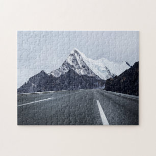 Puzzle Route goudronnée devant la montagne de neige