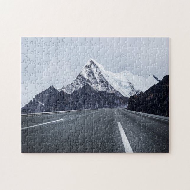 Puzzle Route goudronnée devant la montagne de neige (Horizontal)