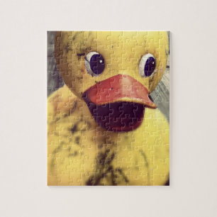 Puzzle Rubber Jaune Ducky Couvert en Dirt!
