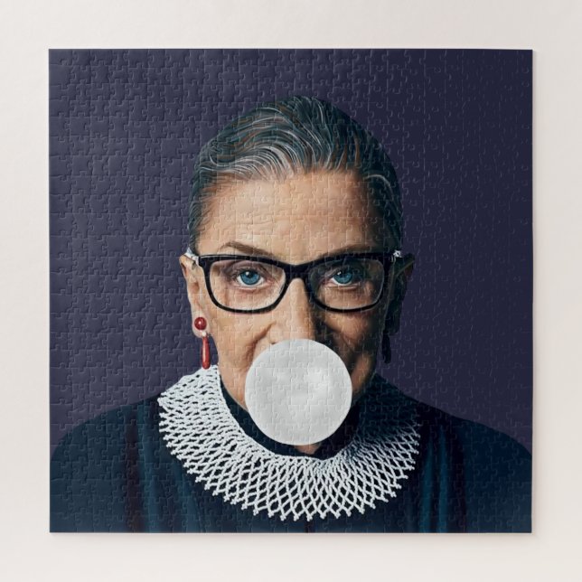 Puzzle Ruth Bader Ginsburg soufflant un bubble gum blanc (Vertical)