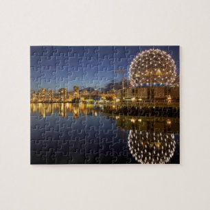 Puzzle Science World et CBD reflétés dans False Creek,