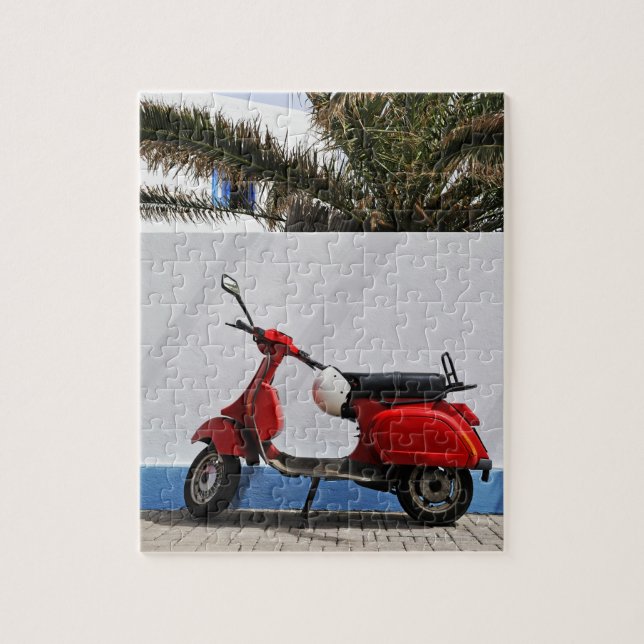 Puzzle scooter rouge par mur, île de Stromboli, (Vertical)