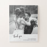 Puzzle Script simple minimaliste avec photo Mariage<br><div class="desc">Ce Carte de remerciements Mariage est le parfait assortiment de la même collection. Le design moderne présente une couleur rose vif classique et une typographie moderne mélangée à une calligraphie élégante.</div>