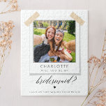 Puzzle Serez-Vous Ma Femme D'Accueil ? Photo personnalisé<br><div class="desc">Cette coutume "Will You Be My Bridesmaid?", puzzle photo est une façon amusante et moderne de poser la question. Doté d'une photo personnalisée avec une typographie noir et blanc et d'un design ludique, ce projet de femme de chambre allie simplicité et humour. L'image de style Polaroïde ajoute une touche unique,...</div>