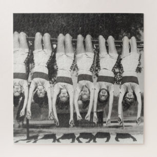 Puzzle Showgirls sur les bars à singes, design ludique.