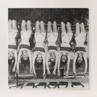 Puzzle Showgirls sur les bars à singes, design ludique.