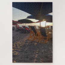 Sièges de plage ombragés au coucher du soleil