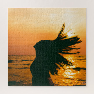 Puzzle Silhouette de fille, coucher du soleil sur la mer,