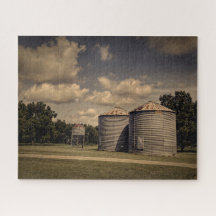 Silos rustiques dans une scène endormie sous des n