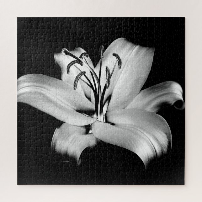 Puzzle Silver Lily : Élégance Florale Monochrome. (Vertical)