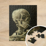Puzzle Squelette avec une cigarette brûlante | Van Gogh<br><div class="desc">Crâne d'un squelette avec gravure de cigare (1886) par l'artiste post-impressionniste néerlandais Vincent Van Gogh. La peinture originale est une huile sur toile, probablement de la courte période de cours de dessin de Van Gogh à l'Académie d'Art d'Anvers. La cigarette allumée était probablement une blague, peut-être un commentaire sur la...</div>