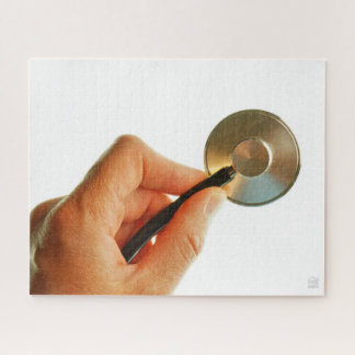 Puzzle Stéthoscope en main pour une atmosphère d'hôpital.