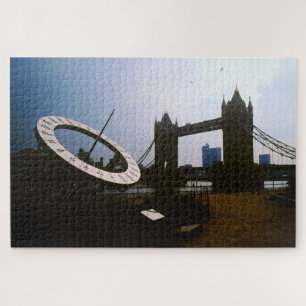 Puzzle Sun Dial à Tower Bridge.