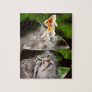 Puzzle Tête de chat tabby dans un bol tandis qu'un poisso