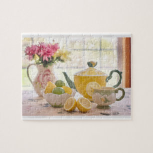 Puzzle Théière jaune et fleurs nature morte photo