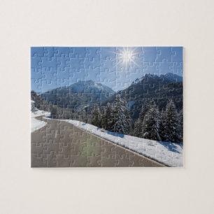 Puzzle Thrugh vide idyllique de route un paysage d'hiver,