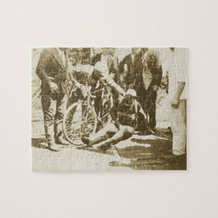 Puzzle Tour de France 1936 Cavalier blessé reçoit de l'ai