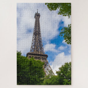 Puzzle Tour Eiffel entre ciel bleu et arbres, Paris