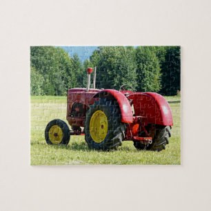 Puzzle Tracteur rouge et jaune antique dans le domaine