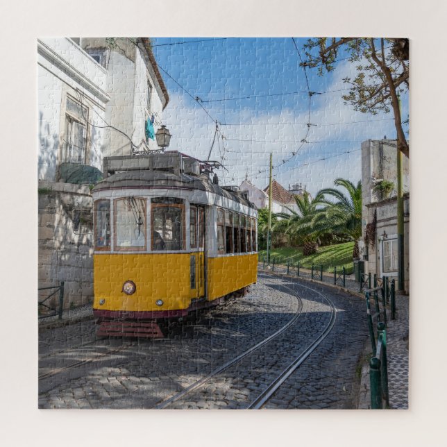 Puzzle Tramway jaune rétro dans la rue à Lisbonne, Portug (Vertical)