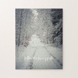 Puzzle Traverser une forêt d'hiver enneigée