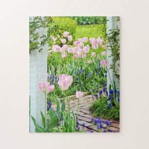 Puzzle tulipes roses dans le jardin de printemps