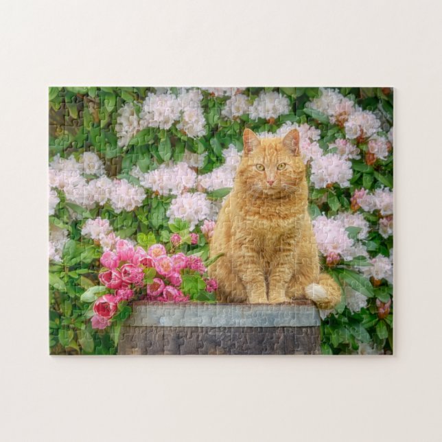 Puzzle Un chat orange dans un jardin aux fleurs de printe (Horizontal)