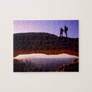 Puzzle Un couple observe le lever du soleil depuis le som