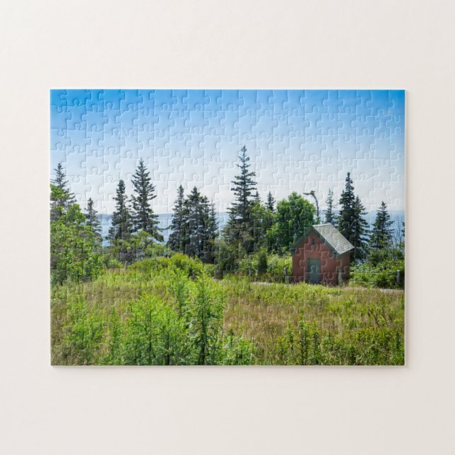Puzzle Un hangar rustique se trouve dans un pré du Maine (Horizontal)