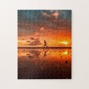 Puzzle Un homme court sur la plage au coucher du soleil