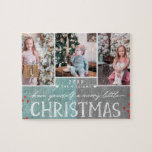 Puzzle Un joyeux petit collage photo de famille de Noël<br><div class="desc">Un Joyeux Petit Noël Famille Custom 3 Photo Collage Puzzle. Avec des polices modernes amusantes,  des baies,  et un arrière - plan turquoise et charbon de bois glacé! Remplacez par vos photos et envoyez un message de Noël personnalisé à votre famille et à vos amis !</div>