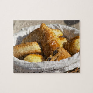 Puzzle Un panier de petit-déjeuner en osier avec des croi