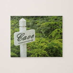 Puzzle Un panneau indiquant la cave à vin (Cave) à