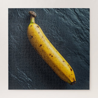 Puzzle Une banane sur une surface sombre