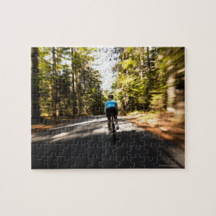 Puzzle Une femme cycliste court rapidement sur un petit é